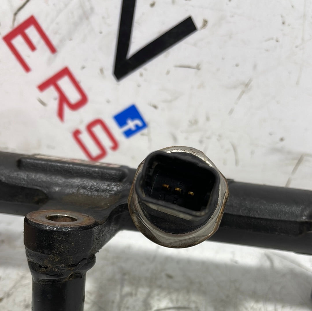 Ford/Citroen/Peugeot INJECTOR RAIL WITH SENSOR 2.0L P/N 9681909680-04