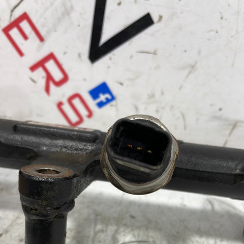 Ford/Citroen/Peugeot INJECTOR RAIL WITH SENSOR 2.0L P/N 9681909680-04