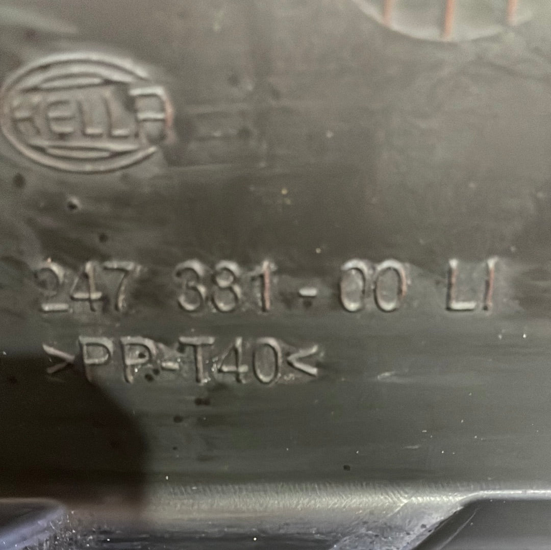 Mercedes Sprinter PASSANGER SIDE HEADLIGHT ASSEMBLY 2009 (DAMAGED BRACKETS,CLOUDED LENS) P/N 24738100