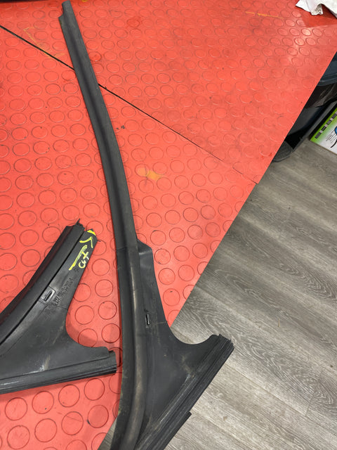 Citroen Berlingo/Peugeot Partner FRONT DOOR WINDOW RUBBER SEAL DRIVER'S SIDE O/S (w/ cut see photos) 2016 P/N 9680390780