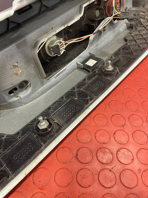 Vauxhall Vivaro/Renault Trafic II/Nv300 Primastar REAR TAILLIGHT ASSEMBLY Drivers Side White 2014-2019 P/N 265A60118P - 1