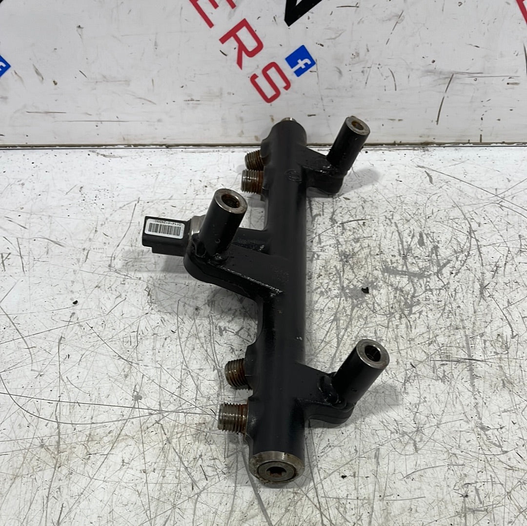 Ford/Citroen/Peugeot INJECTOR RAIL WITH SENSOR 2.0L P/N 9681909680-04
