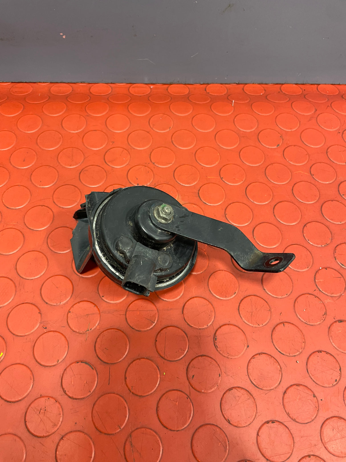 Saic Maxus Deliver 9 12V HORN (with damage) 2.0TD 2021-2024 P/N C00077411