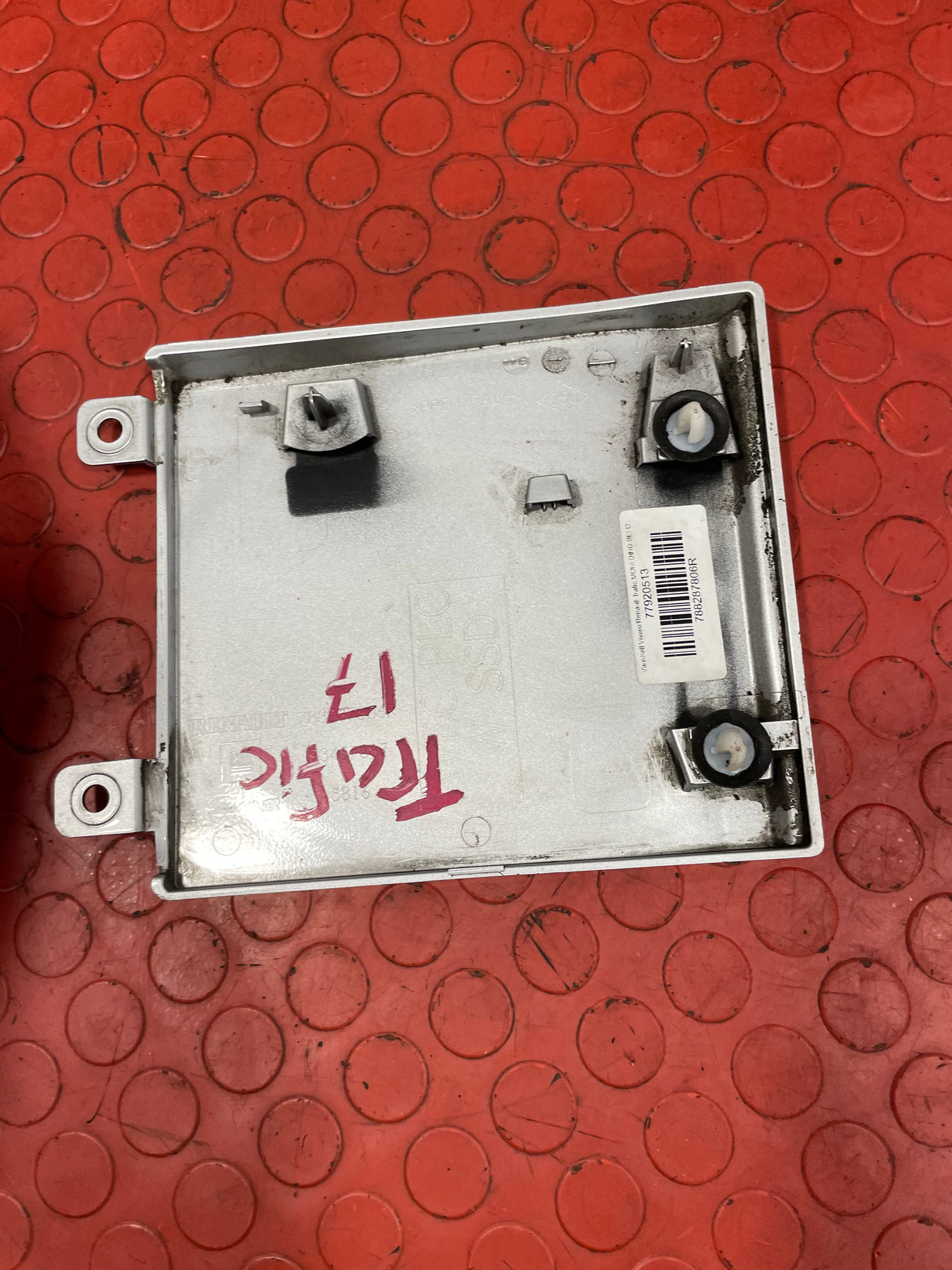 Renault Trafic/Vauxhall Vivaro/Nissan NV300 MOULDING UNDER FUEL FILLER FLAP PASSENGER'S SIDE (Silver) 2014-2019 P/N 788287806R