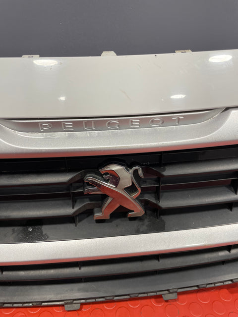 Peugeot Partner FRONT BUMPER GRILL COMPLETE W/ EMBLEM 2015-2018 P/N 9810963880 / 99869852
