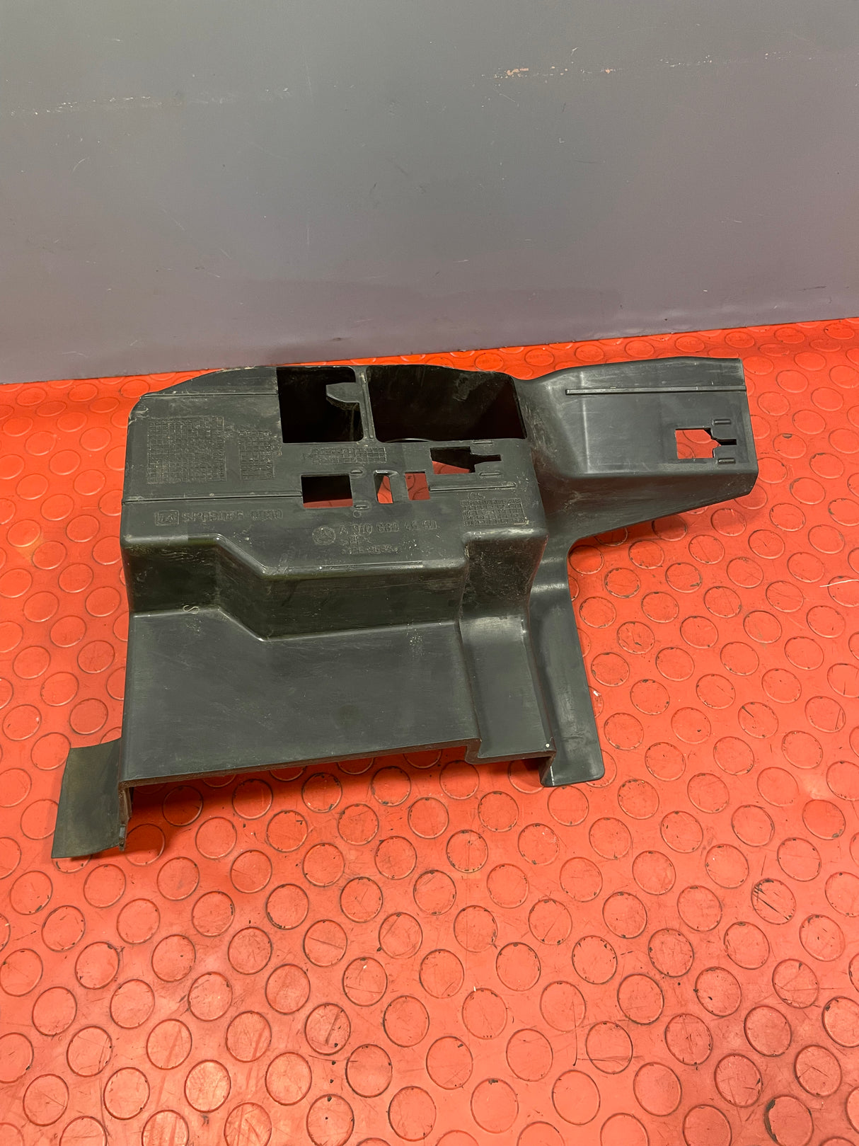 Mercedes Sprinter FRONT RIGHT AIR DUCT GUIDE 2019 P/N A9108804600