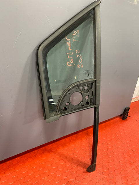 Citroen Berlingo/Peugeot Partner/Vauxhall Combo/Toyota Proace City QUARTER GLASS WINDOW Passenger Side 2019-2024 P/N 9818042280