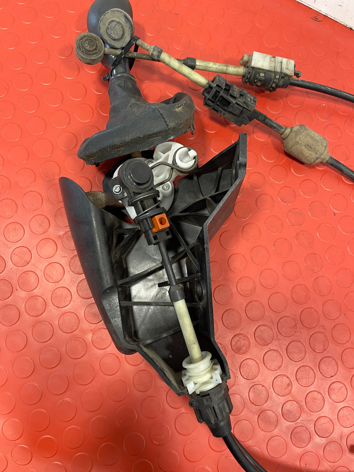 Renault GEAR SELECTOR WITH GEAR CABLES (6 SPEED) FWD 2016 P/N 349352755R