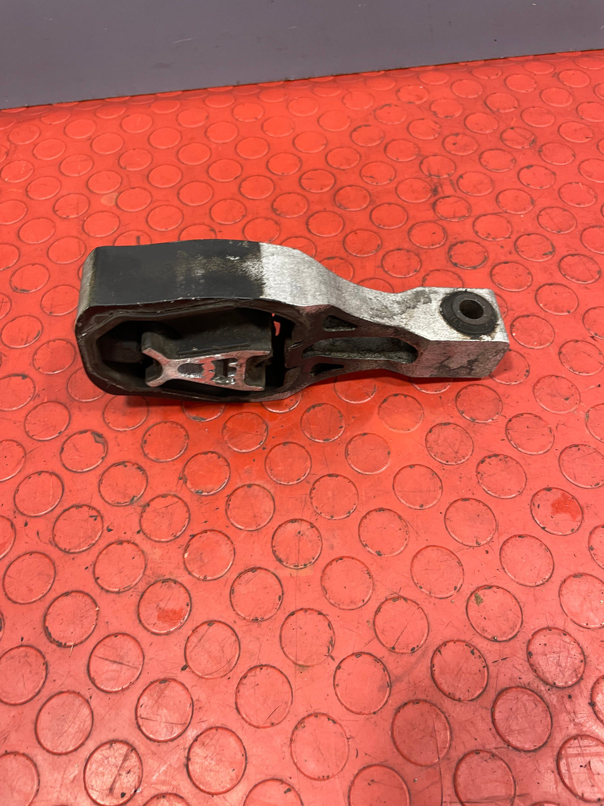 Citroen/Peugeot/Vauxhall/Toyota/Fiat BOTTOM ENGINE MOUNT 1.2 1.5 1.6 2016-2024 P/N 9811786680