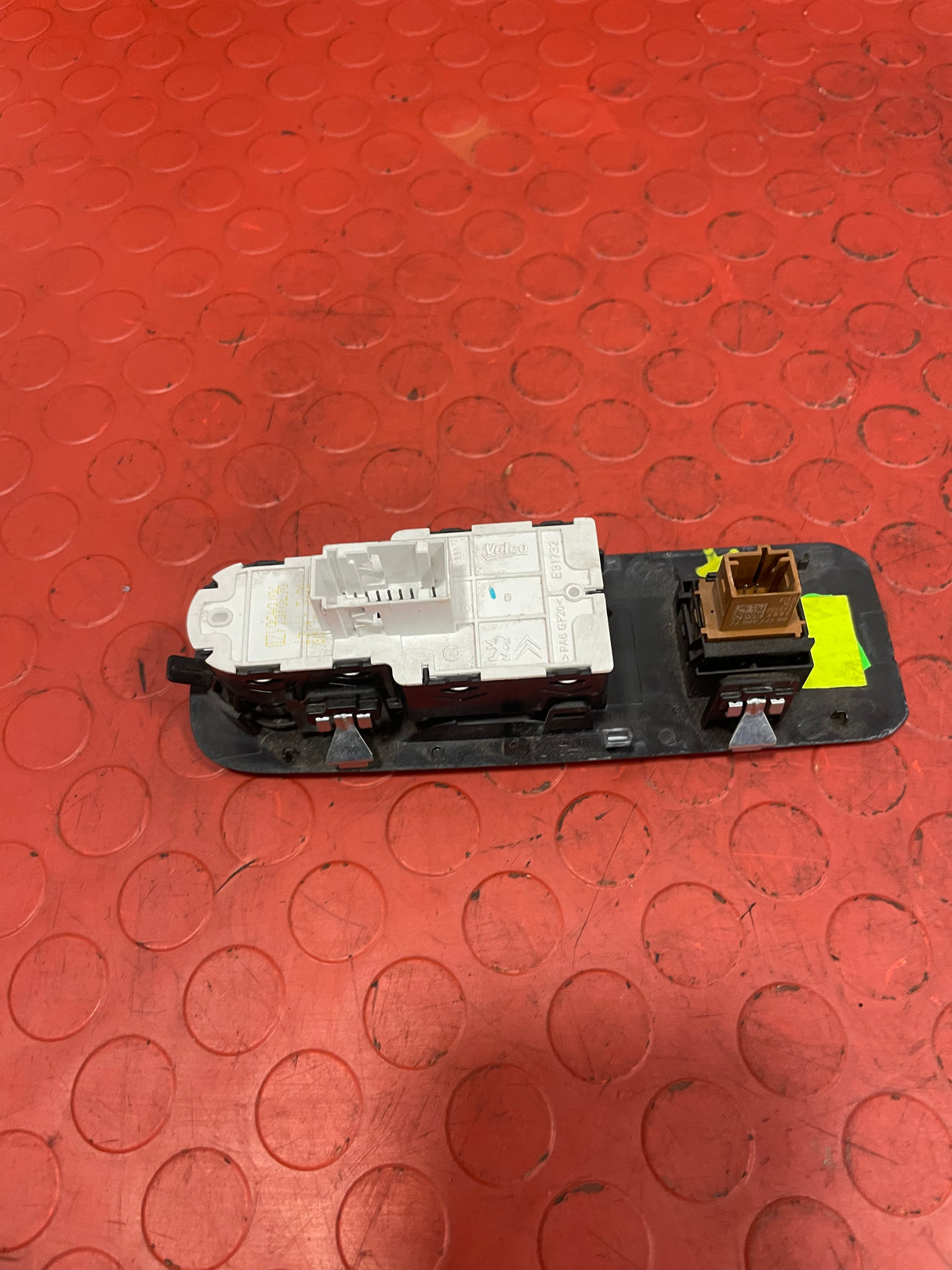 Citroen Berlingo/Peugeot Partner/Vauxhall Combo/Toyota Proace City WINDOW/MIRROR CONTROL SWITCH PANEL (1 Clip Damage) Driver's Side 2019-2024 P/N 98167922ZD