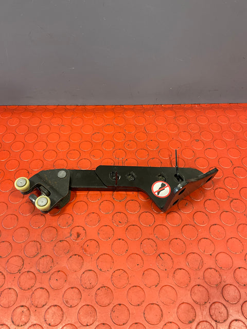 Vauxhall Vivaro/Citroen Dispatch/Peugeot Expert/Toyota Proace/Fiat Scudo PASSENGER SIDE SLIDING DOOR BOTTOM RUNNER PLATE 2016-2024 P/N 98080759