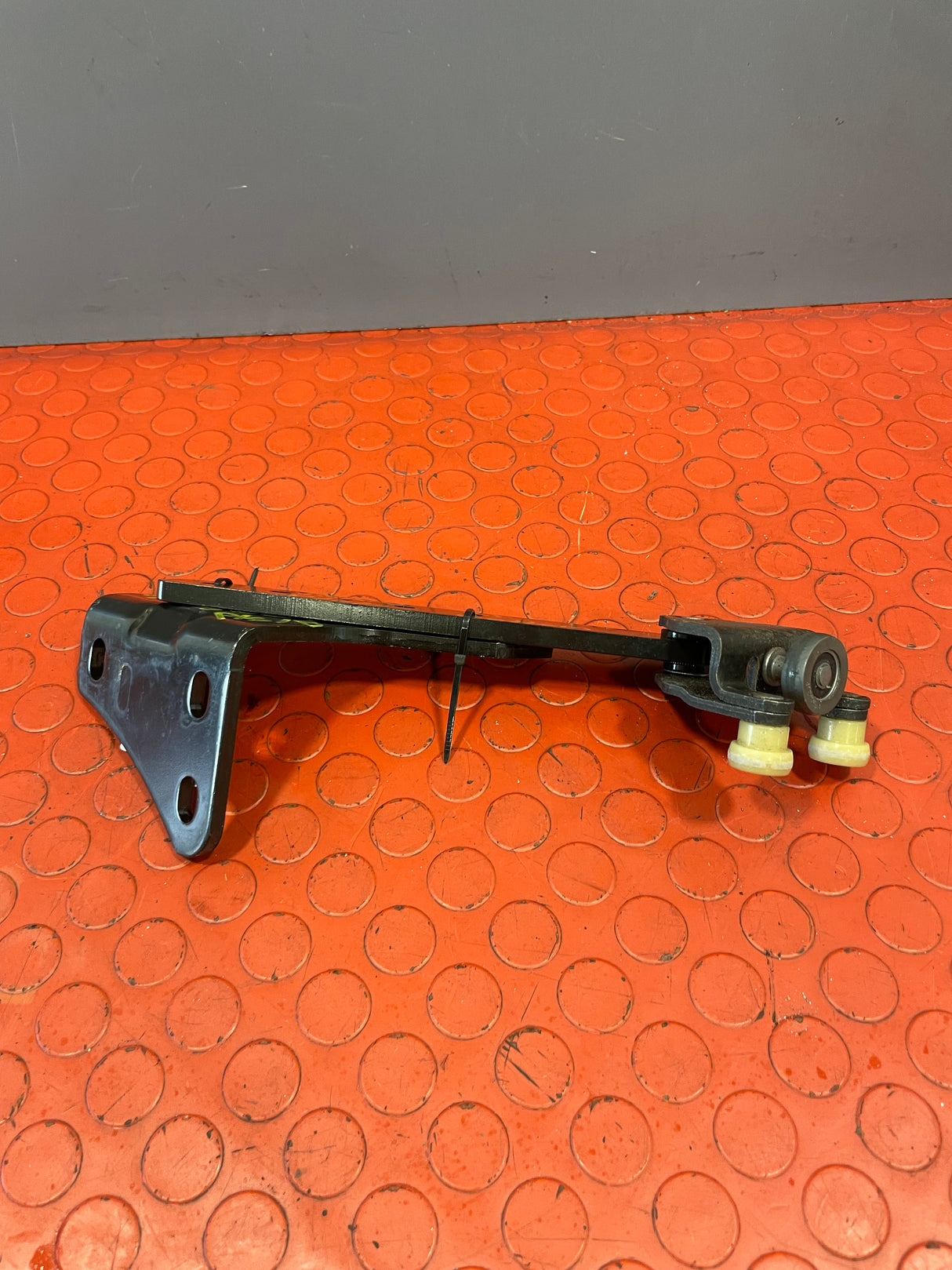 Vauxhall Vivaro/Citroen Dispatch/Peugeot Expert/Toyota Proace/Fiat Scudo PASSENGER SIDE SLIDING DOOR BOTTOM RUNNER PLATE 2016-2024 P/N 98080759