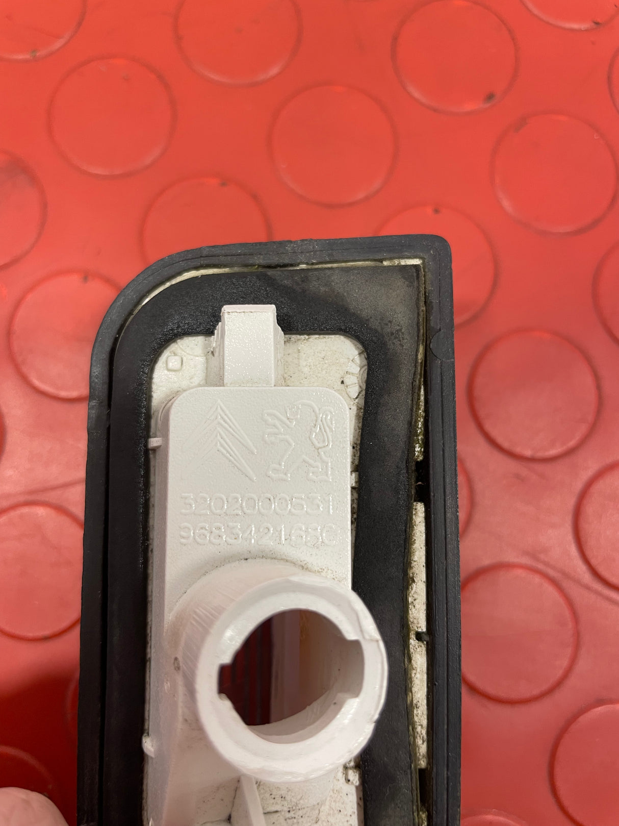 Citroen Berlingo/Peugeot Partner REAR NUMBER PLATE LIGHT HOUSING ONLY 2008-2019 P/N 9683421680