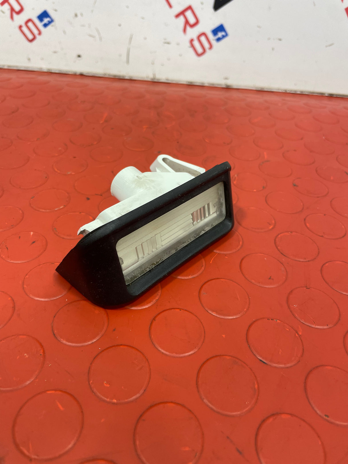 Citroen Berlingo/Peugeot Partner REAR NUMBER PLATE LIGHT HOUSING ONLY 2008-2019 P/N 9683421680