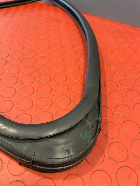 Citroen Berlingo/Peugeot Partner FRONT DOOR WINDOW RUBBER SEAL DRIVER'S SIDE O/S (w/ cut see photos) 2016 P/N 9680390780