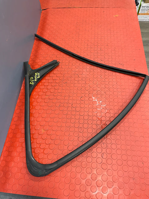 Citroen Berlingo/Peugeot Partner FRONT DOOR WINDOW RUBBER SEAL DRIVER'S SIDE O/S (w/ cut see photos) 2016 P/N 9680390780