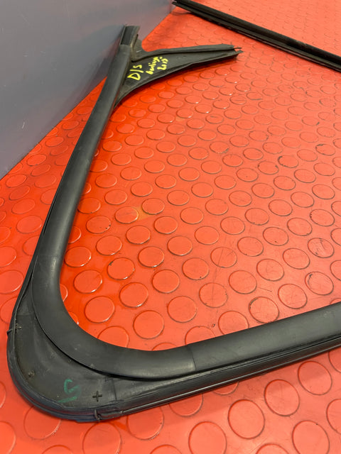Citroen Berlingo/Peugeot Partner FRONT DOOR WINDOW RUBBER SEAL DRIVER'S SIDE O/S (w/ cut see photos) 2016 P/N 9680390780