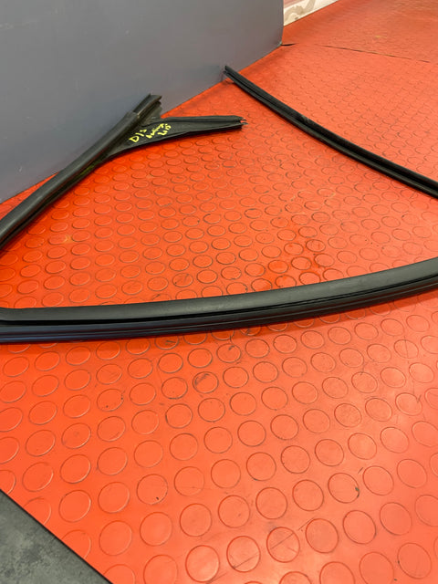 Citroen Berlingo/Peugeot Partner FRONT DOOR WINDOW RUBBER SEAL DRIVER'S SIDE O/S (w/ cut see photos) 2016 P/N 9680390780
