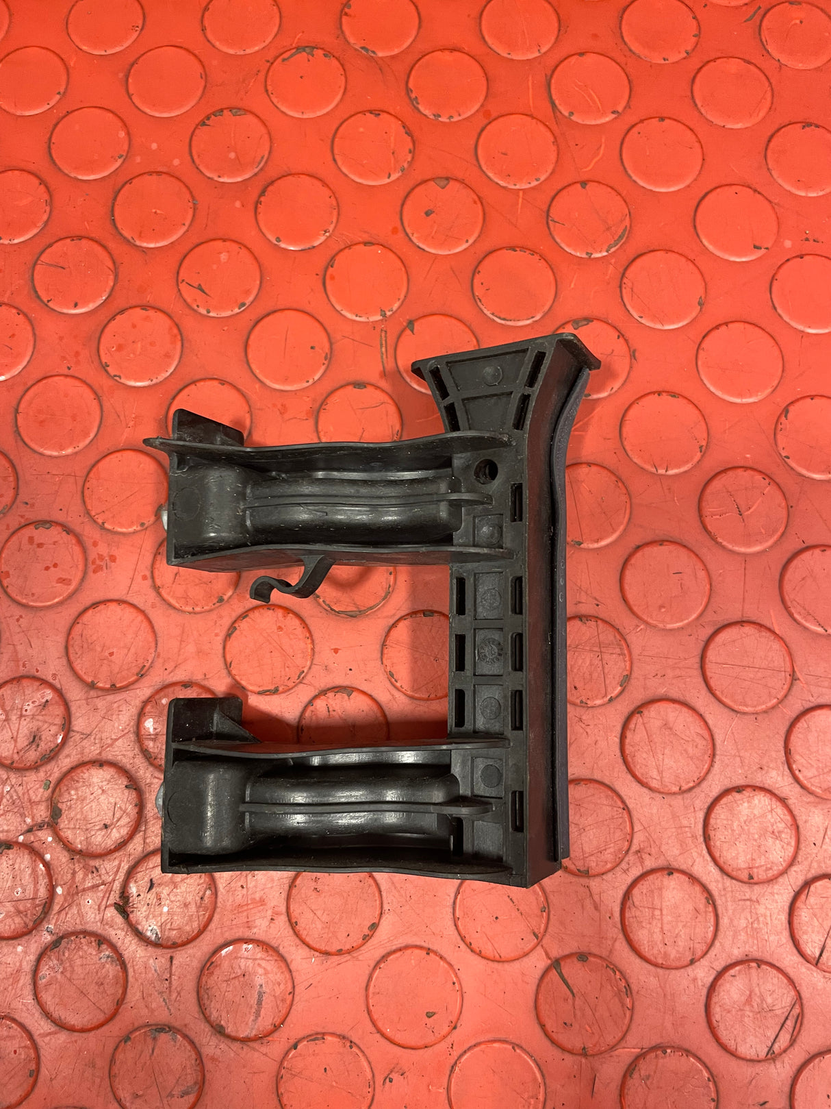 Citroen Berlingo/Peugeot Partner FRONT DOOR GLASS HOLDER RUNNER DRIVER'S SIDE O/S 2008-2018 P/N 9303T0