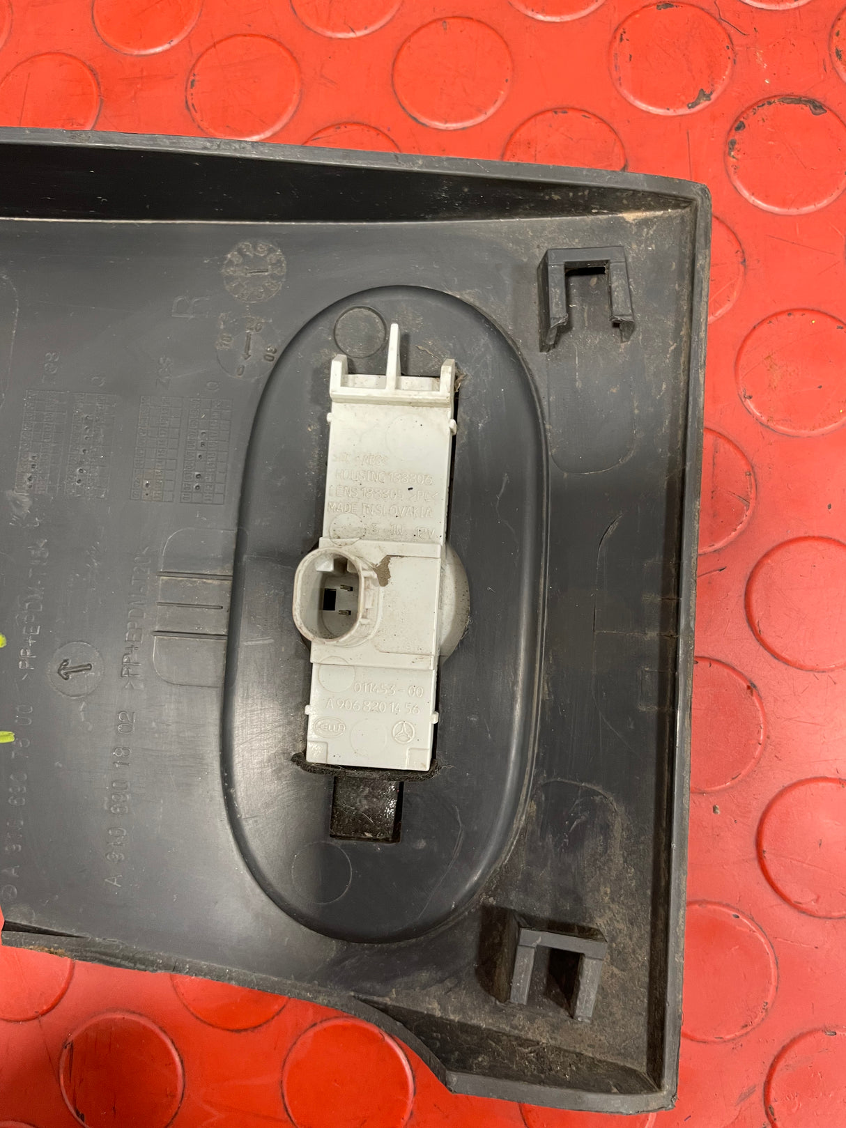 Mercedes Sprinter SIDE MARKER LIGHT/CLEARANCE LIGHT Damaged see pictures P/N A9068201456