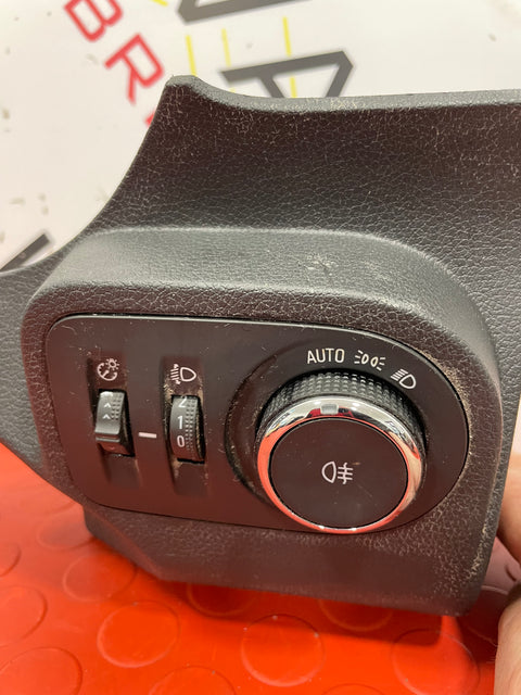 Citroen Berlingo/Peugeot Partner/Vauxhall Combo/Toyota Proace City LIGHT SWITCH AND SURROUND 2019-2024 P/N 9823887977-0 / 9818377077