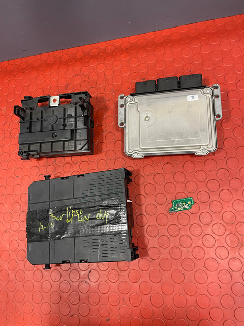 Citroen Berlingo ENGINE CONTROL MODULE (ECM/ECU) & BODY CONTROL MODULE (BSI w/ KEY MICRO CHIP) 2013-2018 P/N: 9807885980 / 9807028880