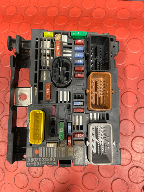 Citroen Berlingo ENGINE CONTROL MODULE (ECM/ECU) & BODY CONTROL MODULE (BSI w/ KEY MICRO CHIP) 2013-2018 P/N: 9807885980 / 9807028880