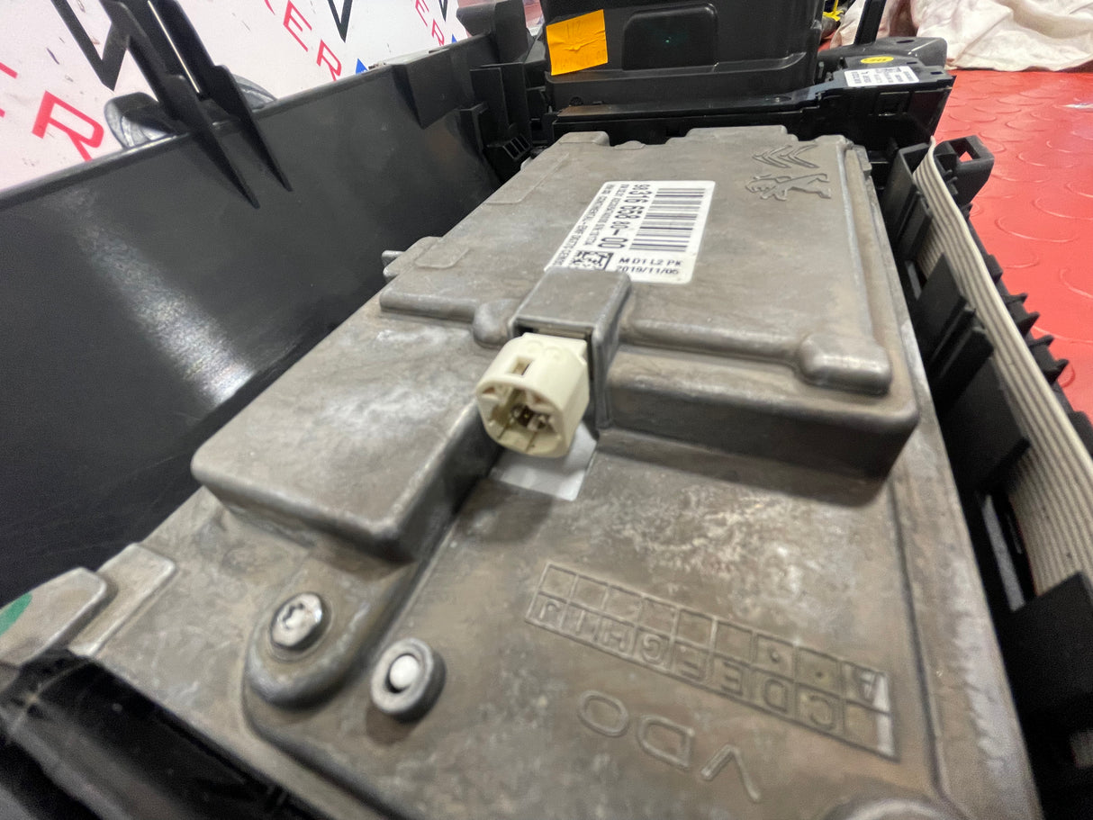 Citroen Dispatch/Peugeot Expert/Vauxhall Vivaro/Toyota Proace MULTI FUNCTION RADIO AUDIO AND SAT NAV DISPLAY WITH SURROUND AND HEAD UNIT 2016-2024 P/N 9831665880 9834032980