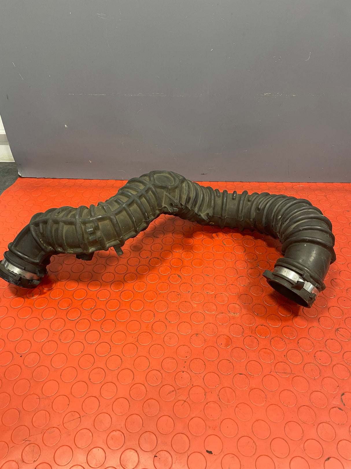 Vauxhall Vivaro/Renault Trafic/Nissan Primastar TURBO AIR INDUCTION PIPE 2.0 2001-2014 P/N 8200607746