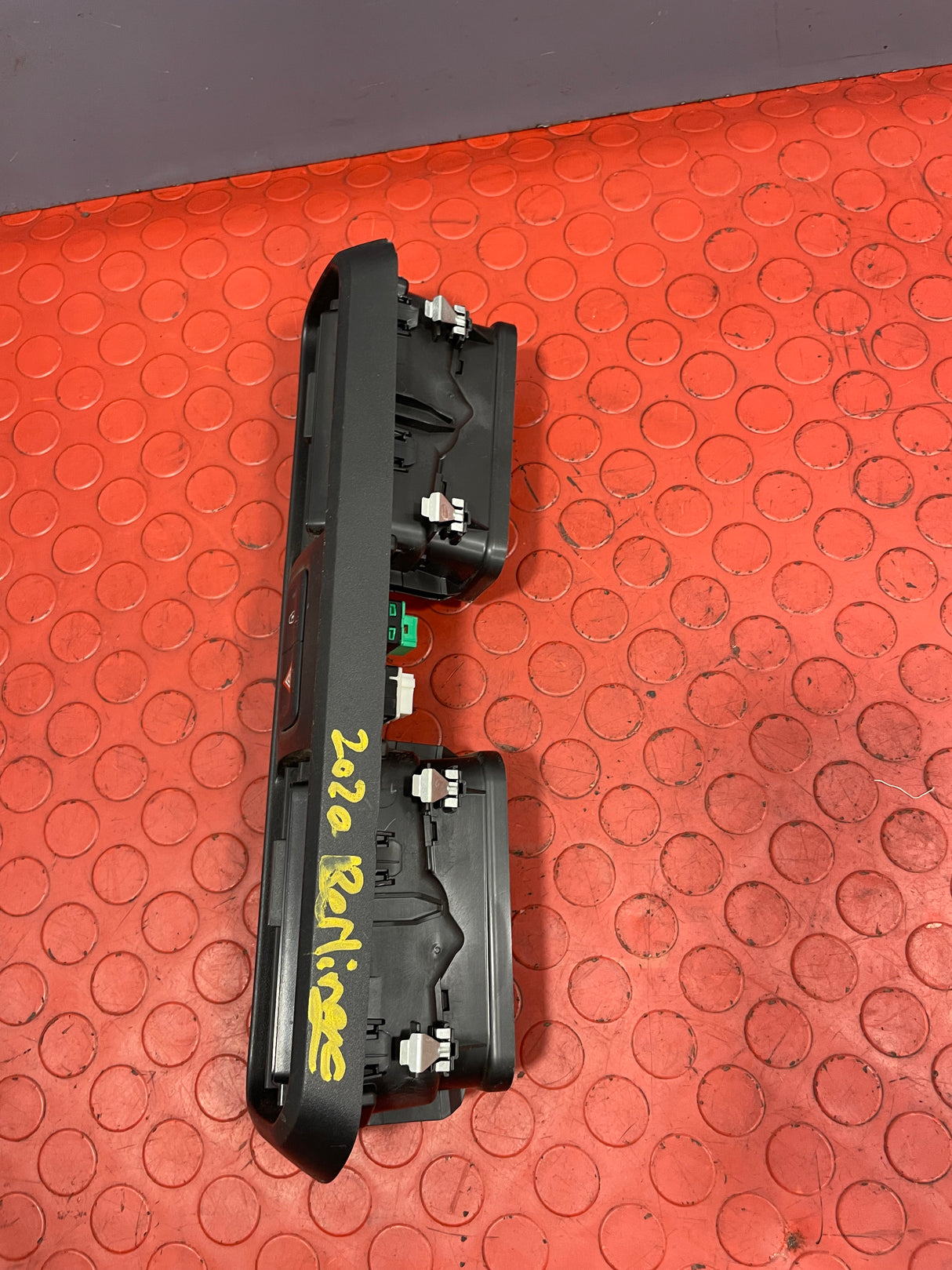 Peugeot Partner/Citroen Berlingo/Vauxhall Combo/Toyota Proace City HAZARD & DOOR LOCKING SWITCH w/ AIR VENTS 2019-2024 P/N 9817042977 / 9817043077