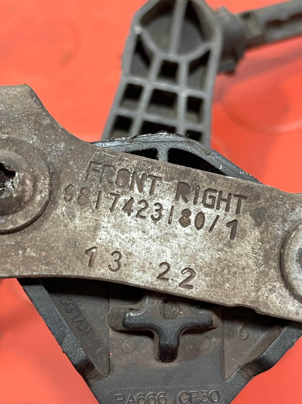 Citroen Berlingo Peugeot Partner HEADLIGHT LEVELING SENSOR AND BRACKET (RIGHT SIDE) 2022 P/N 9817423180