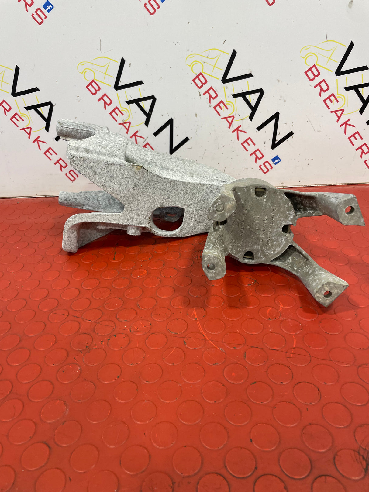 Volkswagen Transporter ENGINE MOUNT P/N 7E0199370