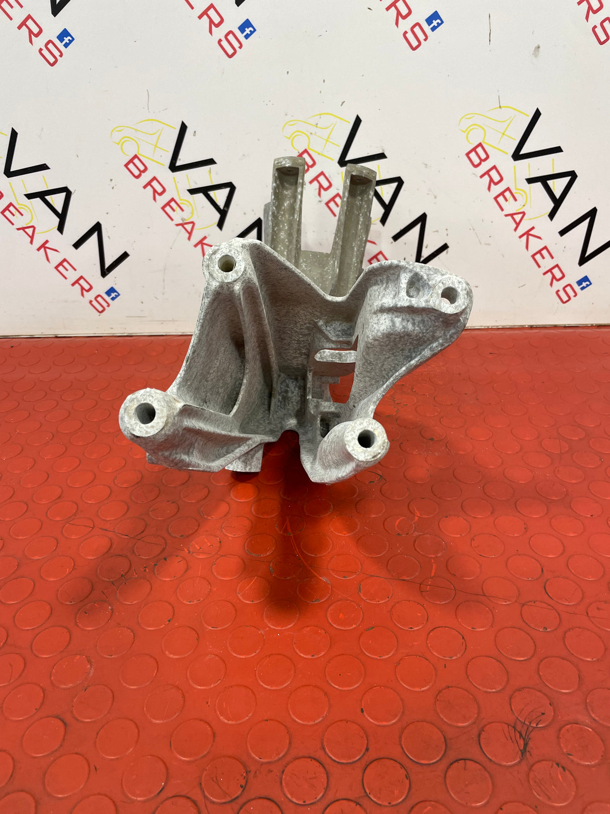 Volkswagen Transporter ENGINE MOUNT P/N 7E0199370