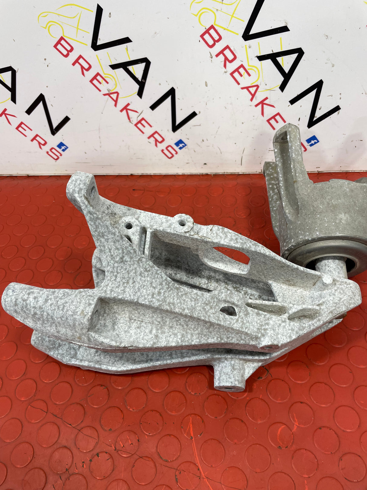 Volkswagen Transporter ENGINE MOUNT P/N 7E0199370