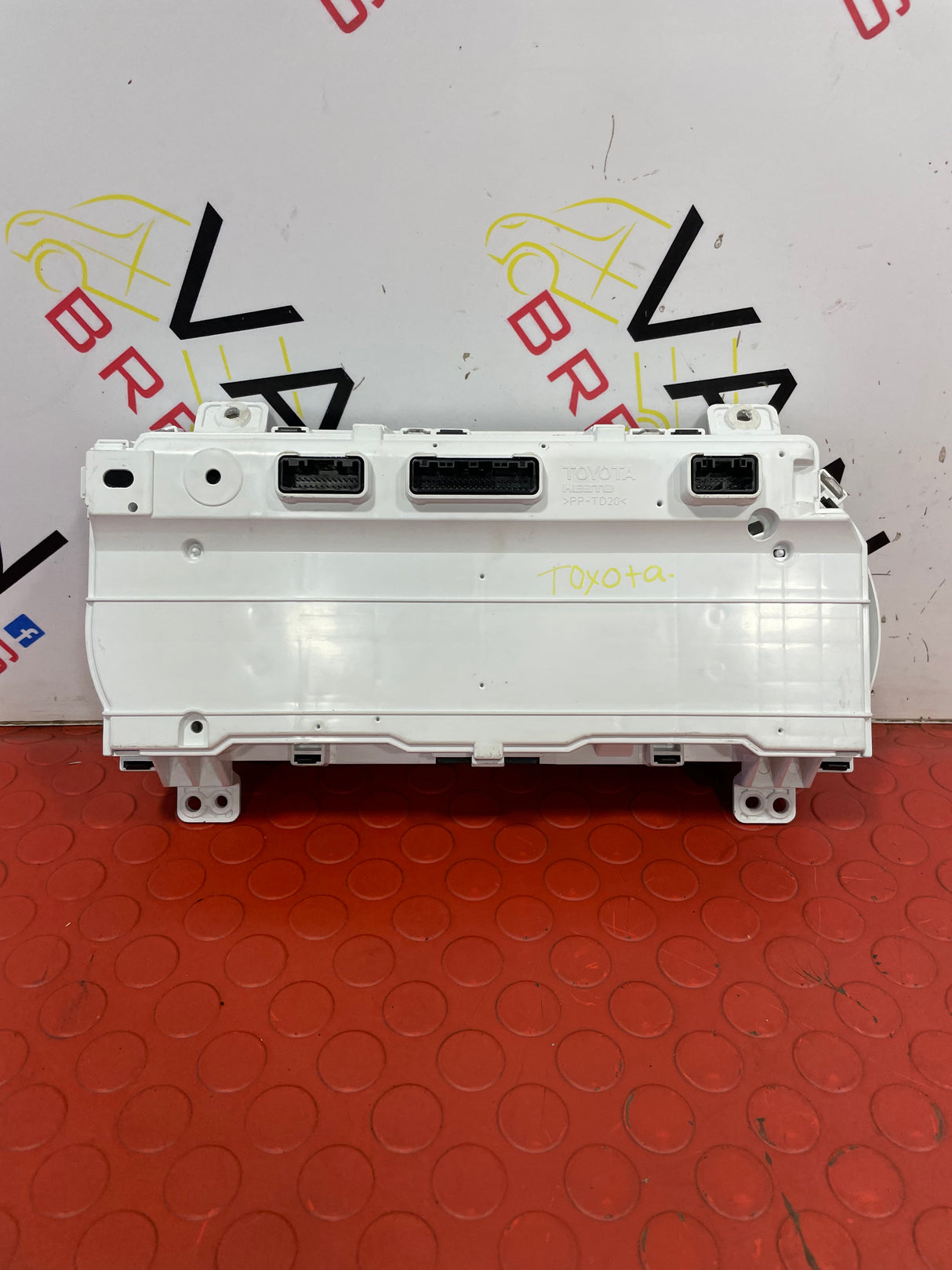 Toyota Hilux DASH CLOCKS INSTRUMENT CLUSTER PANEL 2016-2020 (CRACKED GLASS) P/N 83800FFC30A