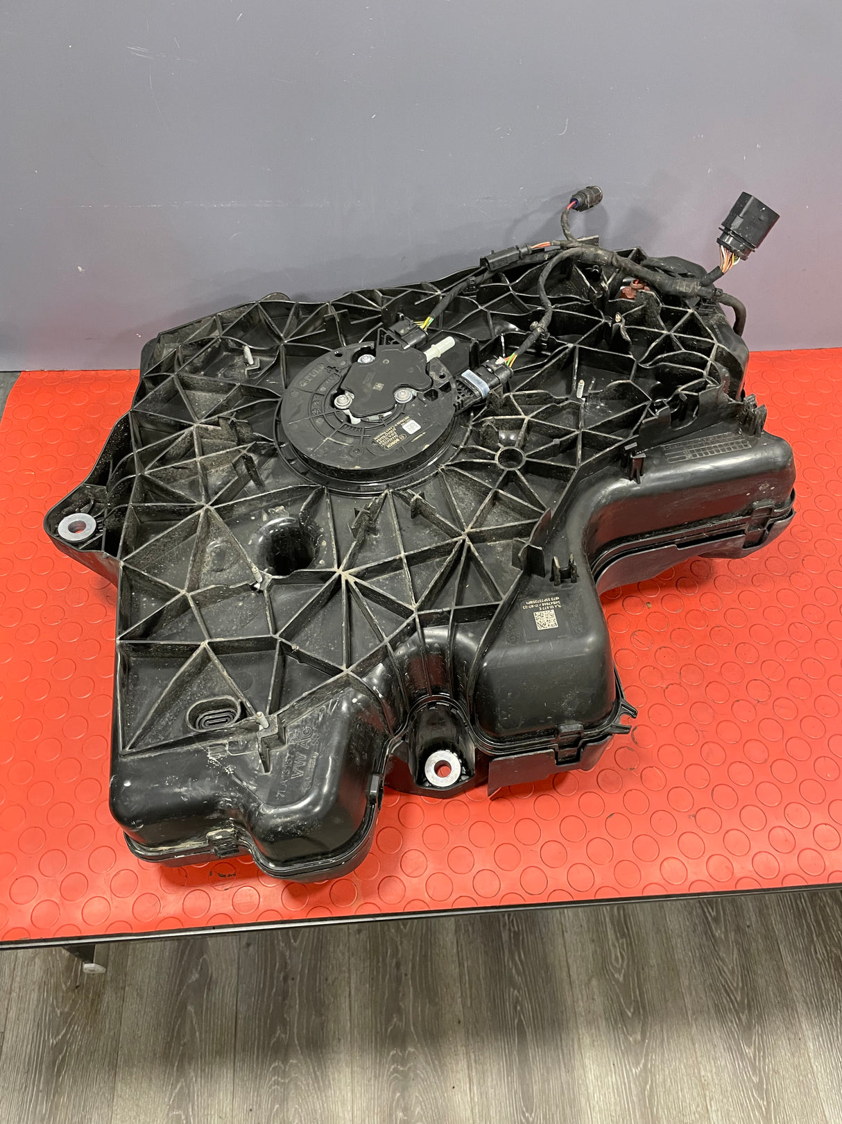 Volkswagen Transporter ADBLUE TANK w/ PUMP 2.0 2024 P/N 7LA131877E R/N 5WA131969 / 7LA971819A / 7LA131531