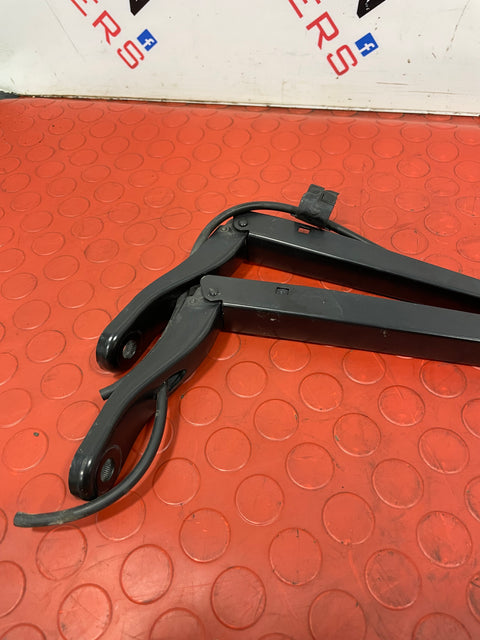 Citroen Berlingo/Peugeot Partner/Toyota Proace City/Vauxhall Combo WINDSCREEN WIPERS WITH BLADE (PAIR) 2020 P/N 9839408680 P/N 9839409180