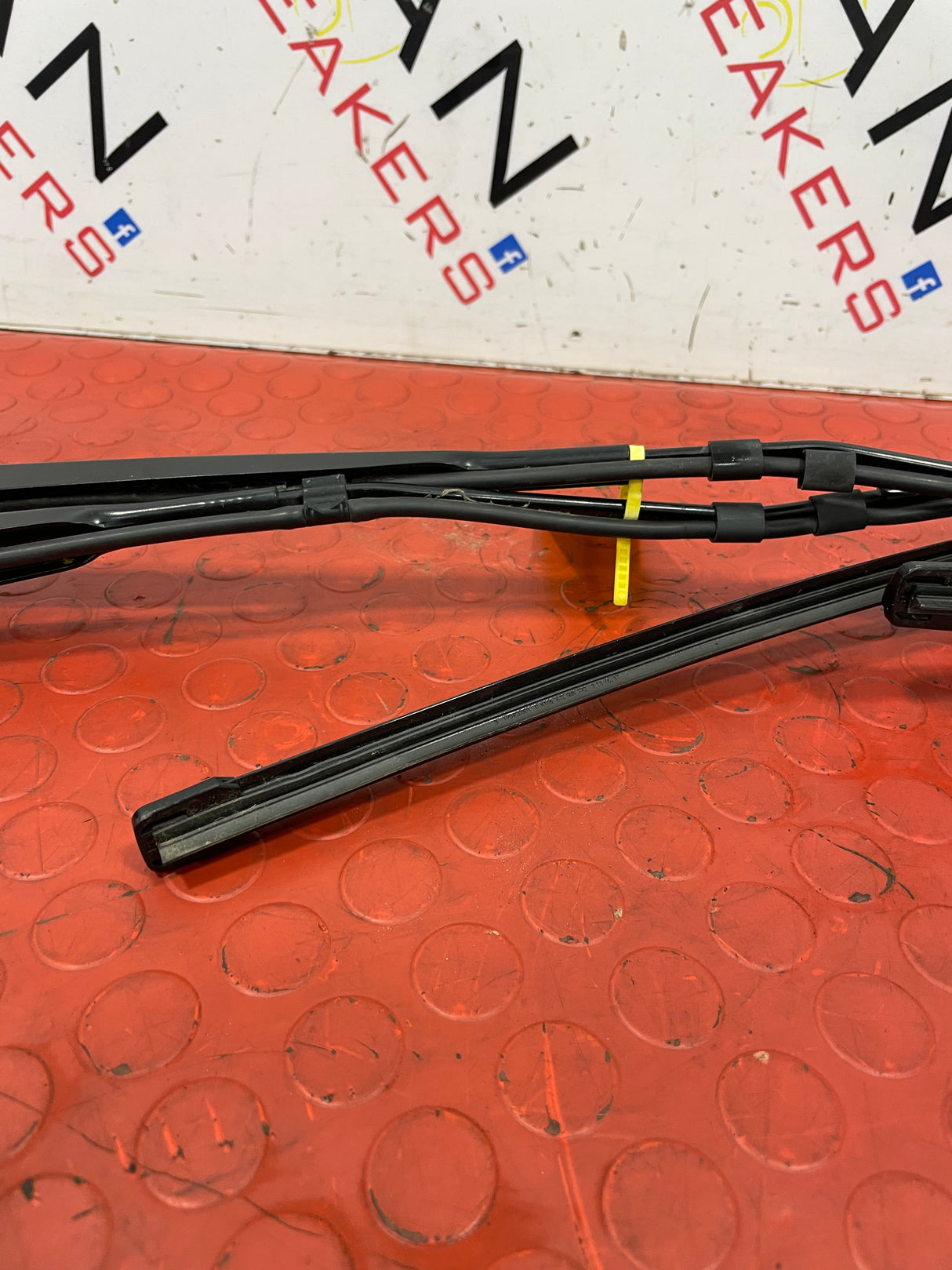 Citroen Berlingo/Peugeot Partner/Toyota Proace City/Vauxhall Combo WINDSCREEN WIPERS WITH BLADE (PAIR) 2020 P/N 9839408680 P/N 9839409180