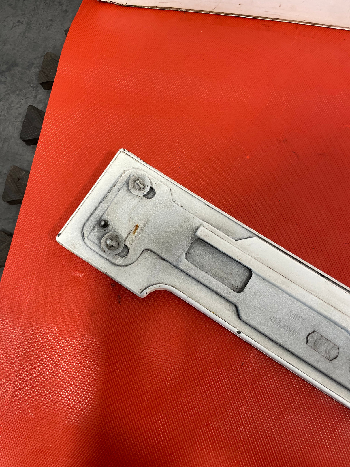 Citroen Dispatch/ Peugeot Expert/ Toyota Proace/ Vauxhall Vivaro PASSENGER SIDE SLIDING DOOR RAIL TRIM (White) 2019-2023 P/N 9808384180