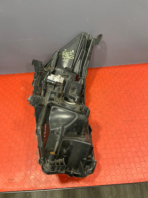 Toyota Hilux HEADLIGHT ASSEMBLY (Damage Mounting Point/No Indicator Bulb) Passenger's Side 2017 R/N 811500K720