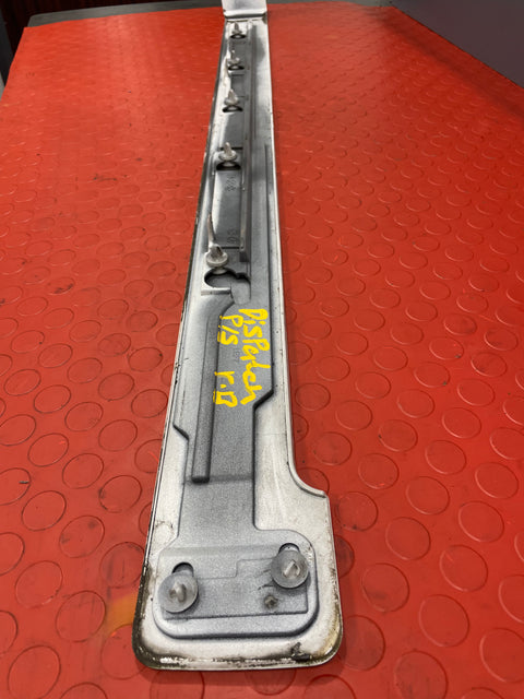 Vauxhall Vivaro/Citroen Dispatch/Peugeot Expert DOOR RUNNER MOULDING (white) N/S/R 2022 P/N 9808384380