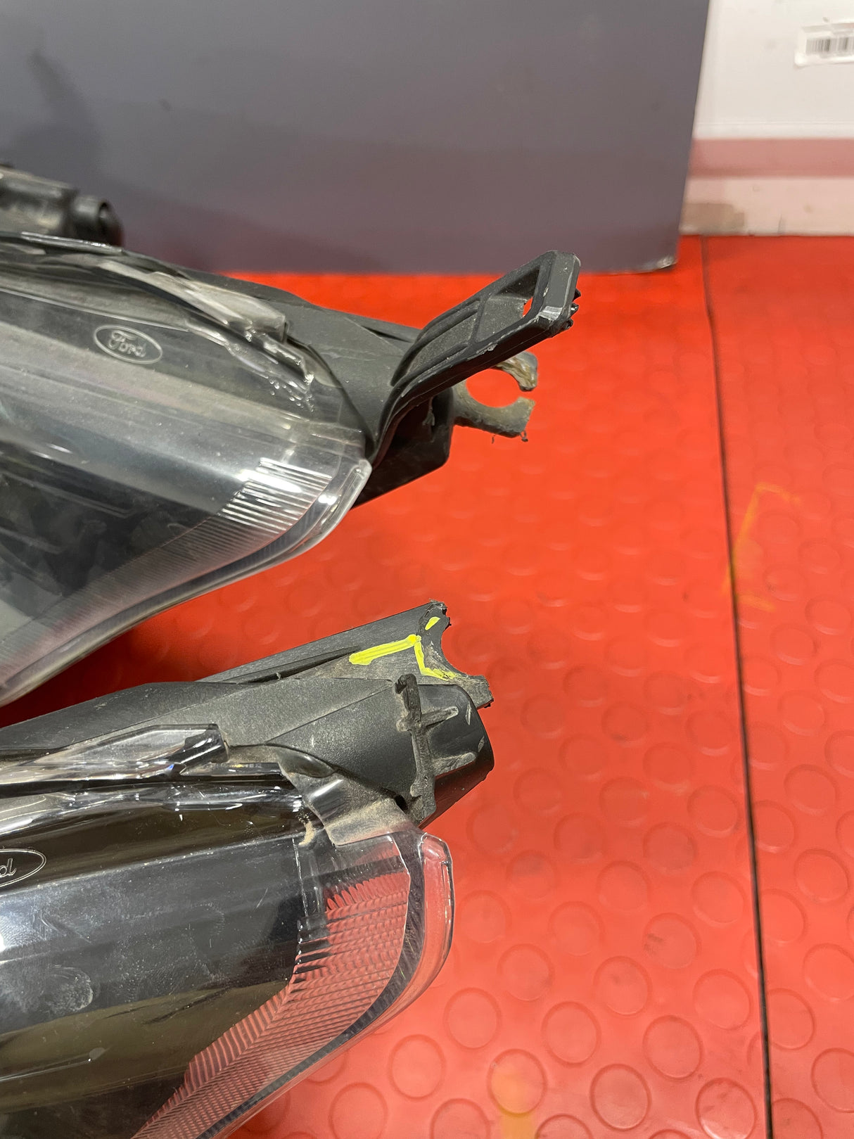 Ford Transit Custom HEADLIGHT DRIVER SIDE RH (BLACK INTERIOR) (DAMAGE MOUNTING POINT) 2015 P/N BK2113W029B