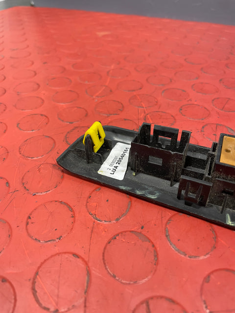 Citroen Dispatch/Peugeot Expert/Toyota Proace/Vauxhall Vivaro DASHBOARD CENTER SWITCH PANEL 2016-2024 P/N 9811141877 - 2 / 9808825177