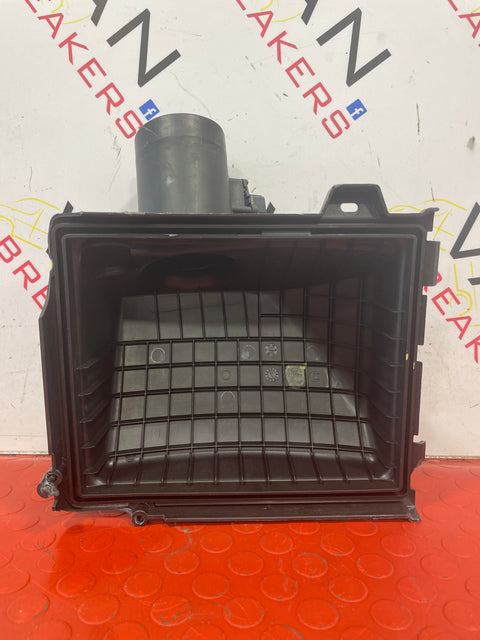 Renault Trafic/ Vauxhall Vivaro 1.6 AIR BOX LID WITH AIR FLOW SENSOR 2014-2017 P/N H8201333223