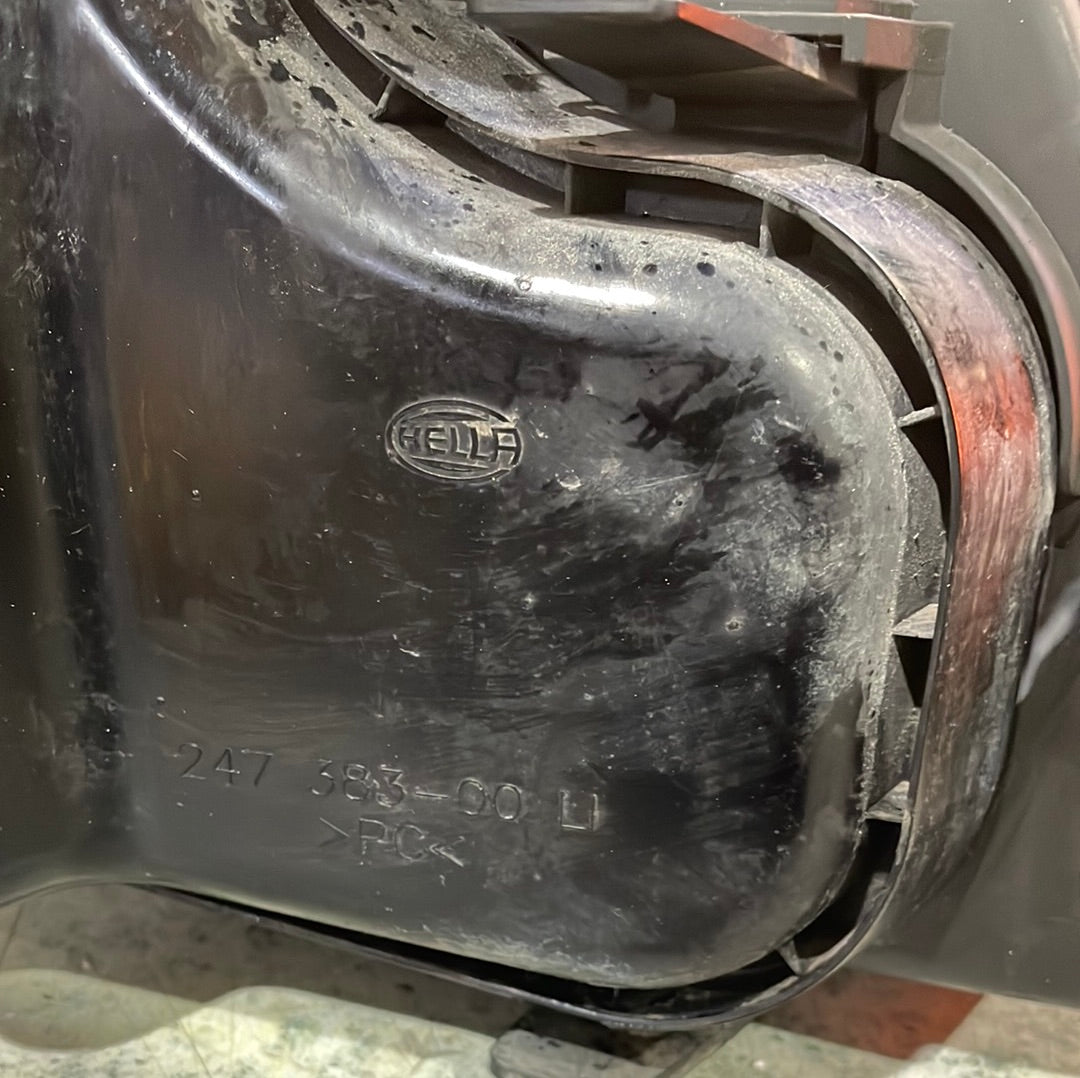 Mercedes Sprinter PASSANGER SIDE HEADLIGHT ASSEMBLY 2009 (DAMAGED BRACKETS,CLOUDED LENS) P/N 24738100