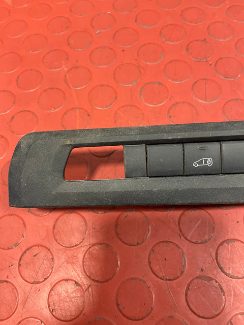 Citroen Berlingo/Peugeot Partner INTERIOR SWITCHES 2019-2024 P/N 9811141877 - 1 / 9808825177