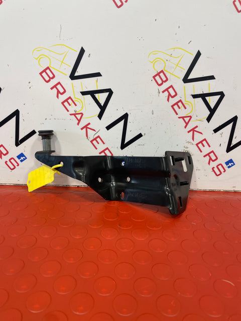 Renault Master/Vauxhall Movano Mk3 TOP LEFT SLIDING DOOR ROLLER BRACKET   P/N 777950673R