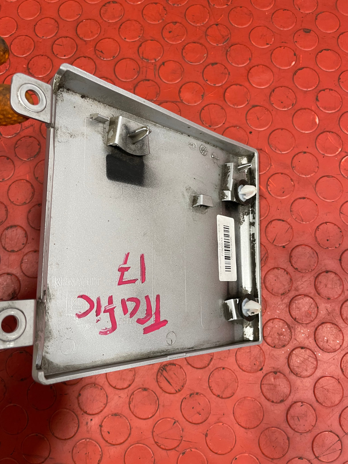 Renault Trafic/Vauxhall Vivaro/Nissan NV300 MOULDING UNDER FUEL FILLER FLAP PASSENGER'S SIDE (Silver) 2014-2019 P/N 788287806R