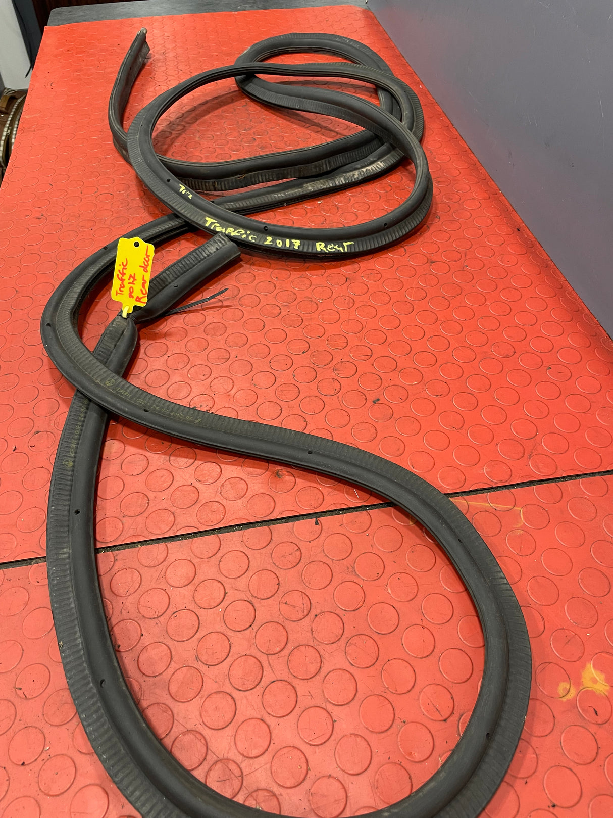 Renault Trafic/Vauxhall Vivaro/Nissan NV300 Primastar REAR RUBBER DOOR SEAL 2014-2019 P/N 8200032788