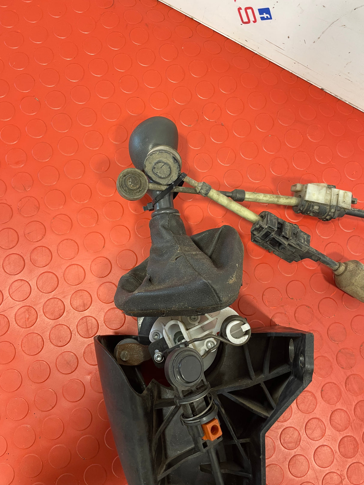 Renault GEAR SELECTOR WITH GEAR CABLES (6 SPEED) FWD 2016 P/N 349352755R